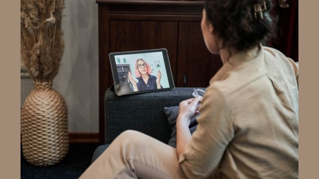 Therapeut en cliënt online in gesprek