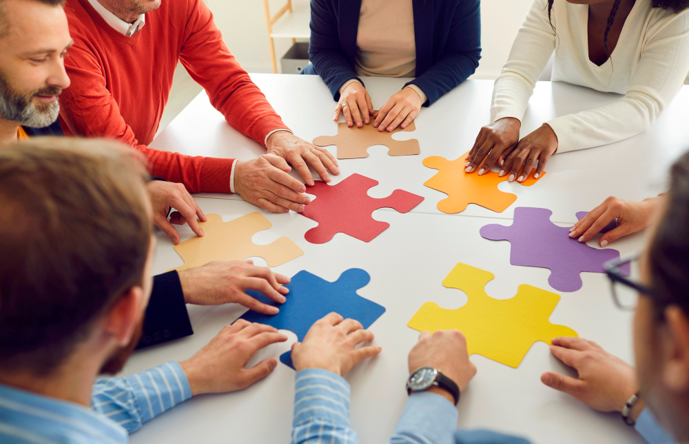 Mensen leggen samen puzzelstukjes