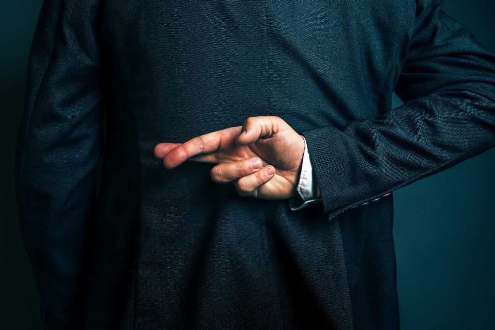 man in pak kruist zijn vingers achter zijn rug